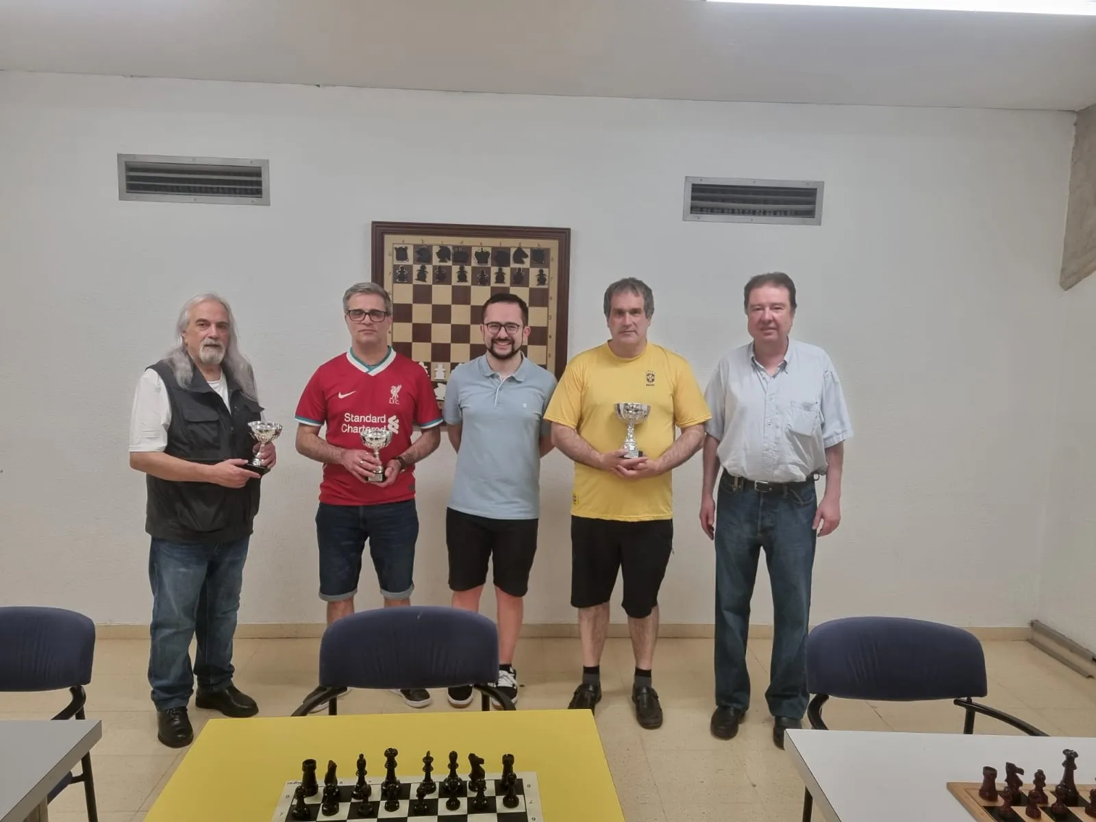 Entrega de premios del Campeonato de Álava de Veteranos 2026 con los tres clasificados del podio